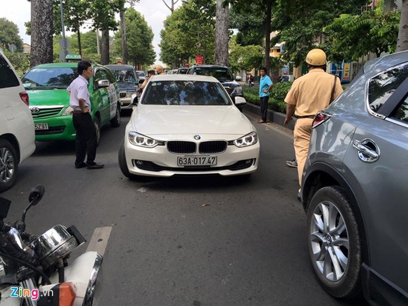 Lúc 13h30,  tài xế xe điên khoảng 30 tuổi điều khiển ôtô màu trắng hiệu BMW BKS Tiền Giang lưu thông trên đường Điện Biên Phủ, hướng từ Nam Kỳ Khởi Nghĩa ra Hàng Xanh.