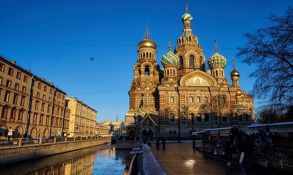 Nhà thờ Savior Spilled Blood là một trong những địa điểm đẹp nhất và nổi tiếng nhất của St.Petersburg, Nga. Nhà thờ này được khởi công xây dựng vào năm 1883 và hoàn thành năm 1907. Công trình bao gồm một ngôi đền được xây dựng chính tại nơi Hoàng đế Alexander II bị ám sát.