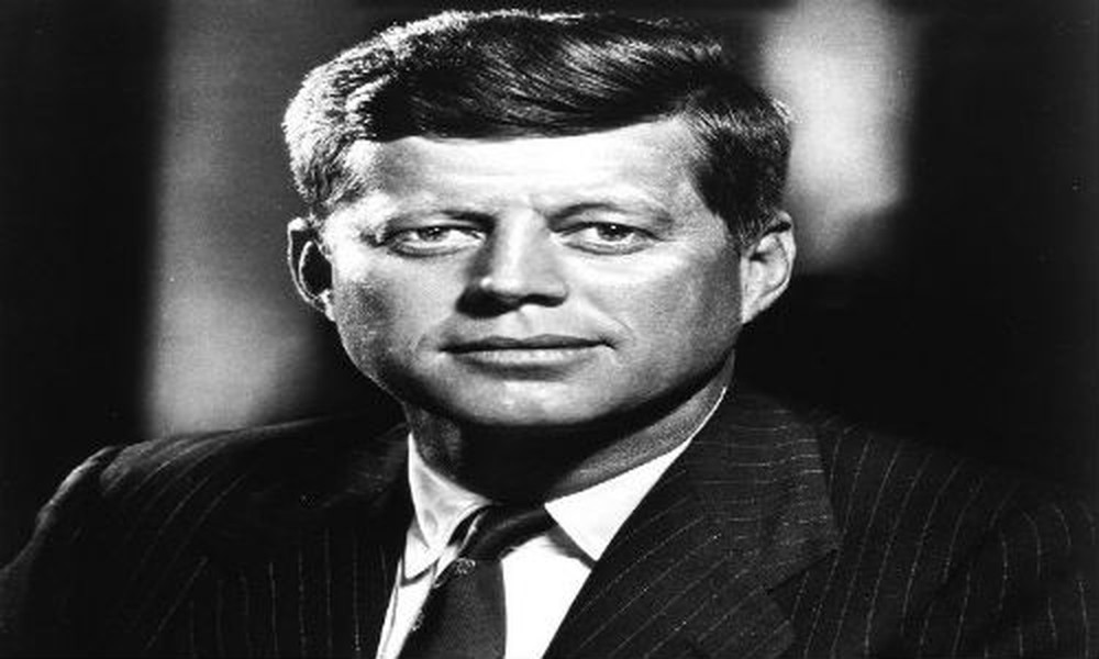 Vụ  bê bối tình ái của cựu Tổng thống Mỹ John F. Kennedy từng gây chấn động thế giới. Ông John F. Kennedy được cho là có rất nhiều bạn tình, trong đó người tình nổi tiếng nhất của ông là “ nữ minh tinh màn bạc” nổi tiếng Marilyn Monroe.