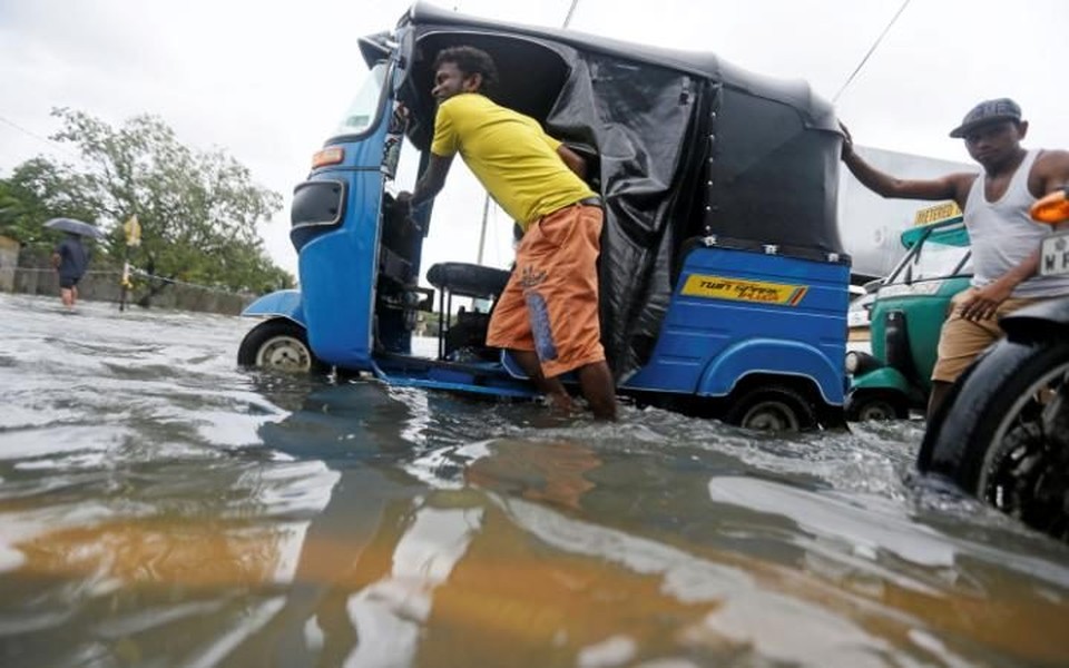 Binh sĩ Sri Lanka tham gia vào hoạt động cứu hộ tại các khu vực bị ngập lụt nghiêm trọng ở Sri Lanka. Tàu thuyền và trực thăng đã được triển khai để sơ tán hơn 200 người bị mắc kẹt ở huyện Puttalam.