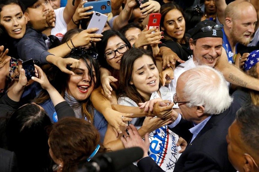 Người ủng hộ chào mừng ông Bernie Sanders,  ứng viên Tổng thống Mỹ của Đảng Dân chủ, tại thành phố Carson, bang California, ngày 17/5/2016.