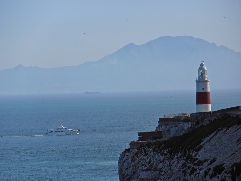 Ngọn hải đăng Gibraltar trên hồ Ontario, gần quần đảo Toronto, là một trong những  địa điểm ma ám đáng sợ ở Canada. Người đầu tiên trông giữ ngọn hải đăng này là Radan Miller đã bị giết hại một cách dã man. Ngày nay, người ta kể rằng những tiếng khóc rên rỉ đau đớn được phát ra từ ngọn hải đăng này.