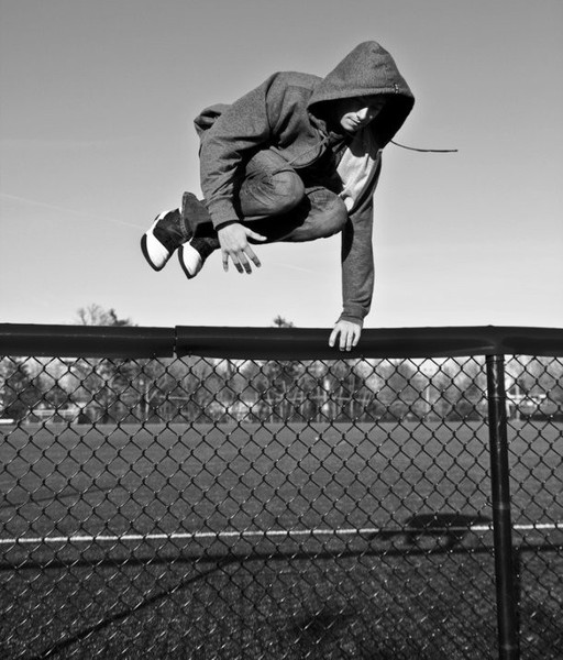 Parkour là một trong những  sở thích mạo hiểm nhất thế giới. Đây là một môn thể thao mạo hiểm, trong đó, người chơi sẽ phải vượt qua chướng ngại vật với những cú nhảy ngoạn mục, những vòng lộn nhào, bay trên không, bay qua nóc nhà, bám vào tường,... Trên thực tế, có nhiều trường hợp tử vong vì chơi môn thể thao này.