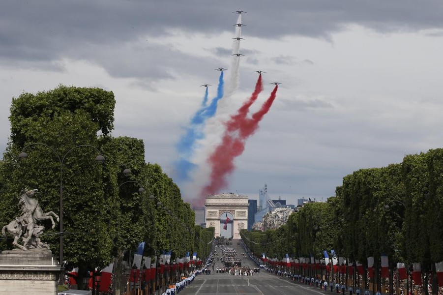 Người dân Pháp kỷ niệm ngày  Quốc khánh 14/7 hay còn gọi là ngày Bastille Day từ năm 1880. Ảnh: Các máy bay của phi đội Patrouille de France bay biểu diễn theo đội hình với làn khói ba màu theo màu cờ của Pháp qua Khải Hoàn Môn ở Paris ngày 14/7.