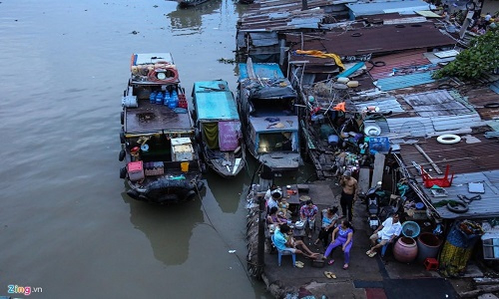 Ngay dưới chân cầu Tân Thuận 1 (TP HCM), phía ven sông,  gia đình ba thế hệ của anh Trần Văn Toàn cùng sống trên một chiếc ghe lênh đênh. Từ quê hương Bến Tre, họ đã mưu sinh ở con sông Sài Gòn đã hơn 20 năm.