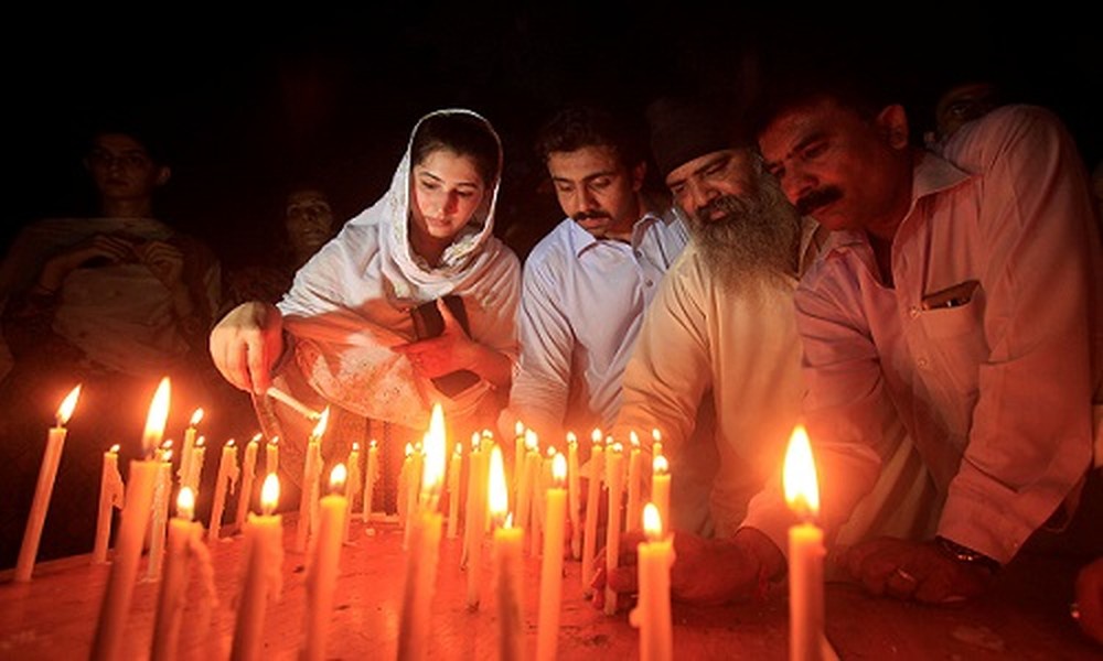 Vụ đánh bom kinh hoàng ở Pakistan nhằm vào một bệnh viện ở thành phố Quetta, tỉnh Baluchistan, đã khiến ít nhất 70 người thiệt mạng, trong đó có 55 luật sư và 2 quay phim. Ảnh: Người dân ở Peshawar, Pakistan, thắp nến tưởng niệm các nạn nhân.