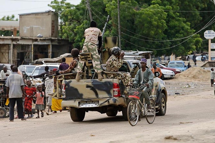 Quân đội Nigeria đã giải phóng nhiều vùng đất rộng lớn khỏi tay nhóm  khủng bố Boko Haram. Tuy nhiên, các tay súng Boko Haram vẫn hoành hành tại quốc gia này khiến cuộc sống người dân gặp nhiều khó khăn.