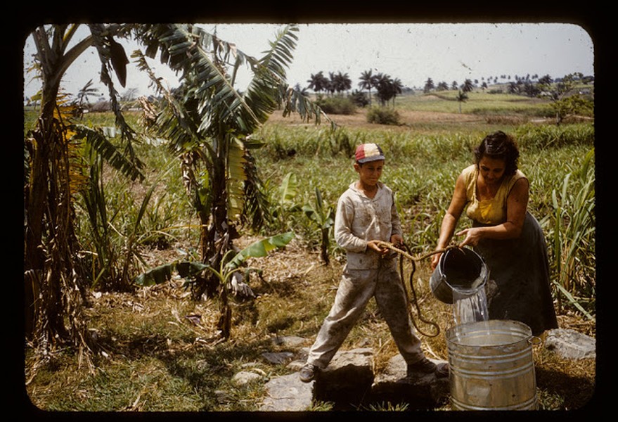 Những bức ảnh hiếm nói về  cuộc sống thường nhật ở Cuba hồi những năm 1950. Ảnh: Một bé trai và người phụ nữ đang lấy nước từ giếng.