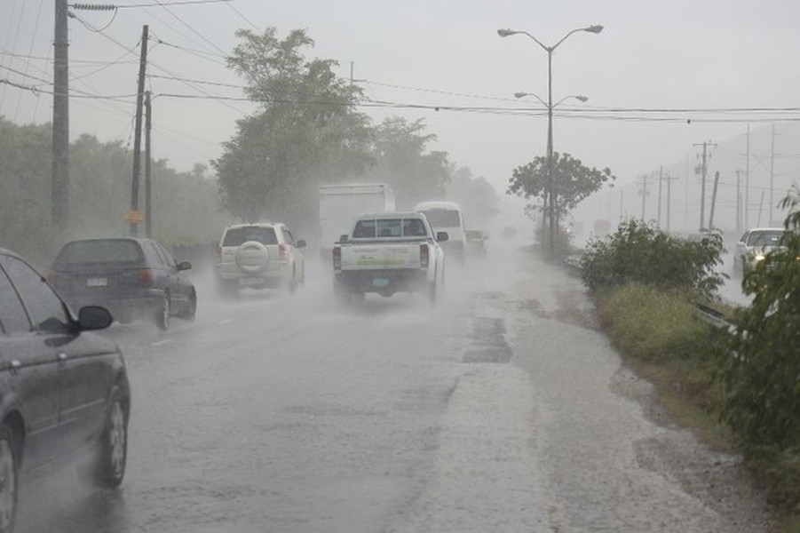  Cơn bão Matthew đã đổ bộ vào phía tây nam của Haiti với vận tốc khoảng 230 km/h. Bão gây ngập lụt, đổ cây và tốc mái nhiều ngôi nhà tại các thị trấn ven biển vào hôm 4/10, trước khi quét sang Cuba.