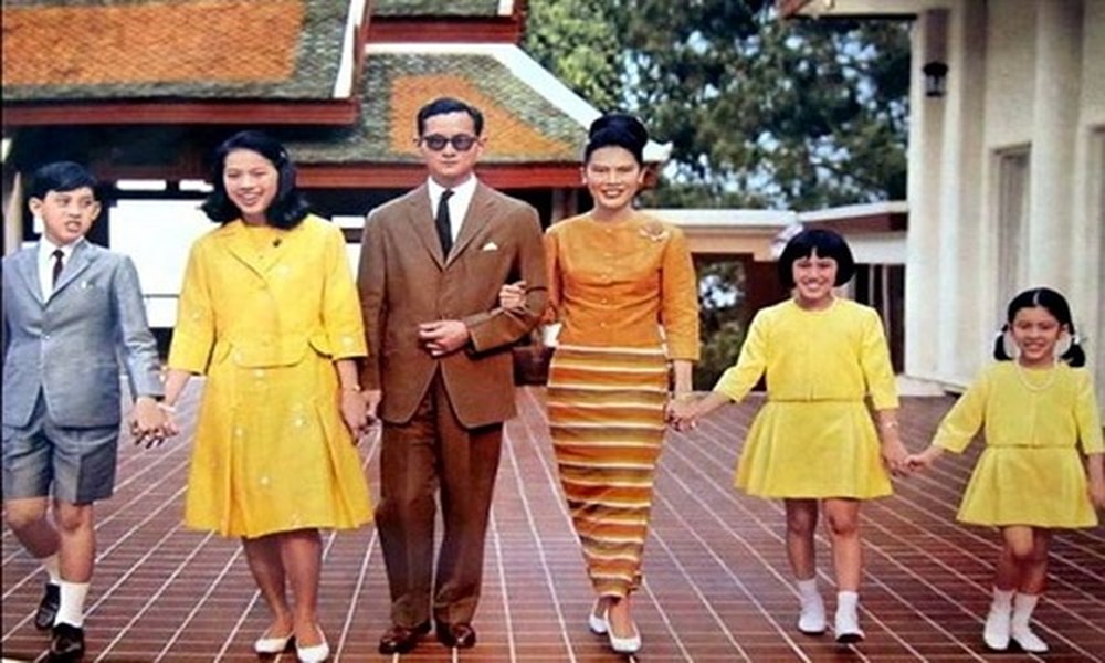 Quốc vương  Thái Lan Bhumibol Adulyadej vừa qua đời hôm 13/10 ở tuổi 88. Ông kết hôn với Hoàng hậu Sirikit năm 1950. Họ có 4 người con và 12 người cháu. Ảnh: Hoàng gia Thái Lan.