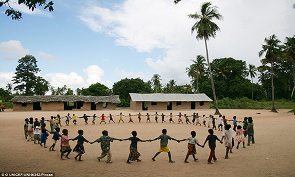 Được thành lập vào ngày 11/12/1946,  Quỹ Nhi đồng Liên Hợp Quốc (UNICEF) đã mang hy vọng đến cho nhiều đứa trẻ có hoàn cảnh khó khăn trên toàn thế giới. Ảnh: Các em nhỏ vui đùa Trường Tiểu học Mulemba ở Magania da Costa, một trong những huyện nghèo nhất ở Mozambique.