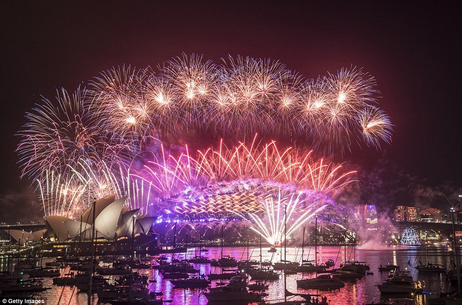 Pháo hoa mừng năm mới 2017 rực rỡ trên bầu trời cầu cảng Sydney và nhà hát Opera ở Australia.