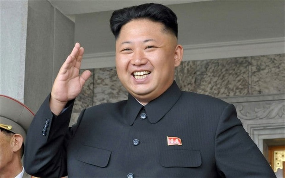 Người dân Triều Tiên luôn tỏ lòng tôn kính đối với nhà lãnh đạo Kim Jong-un cũng như nhà sáng lập Triều Tiên Kim Il-sung và cựu Chủ tịch Kim Jong-il. Bất cứ ai có hành vi bất kính có thể bị xử phạt nghiêm khắc. Ảnh: Telegraph.