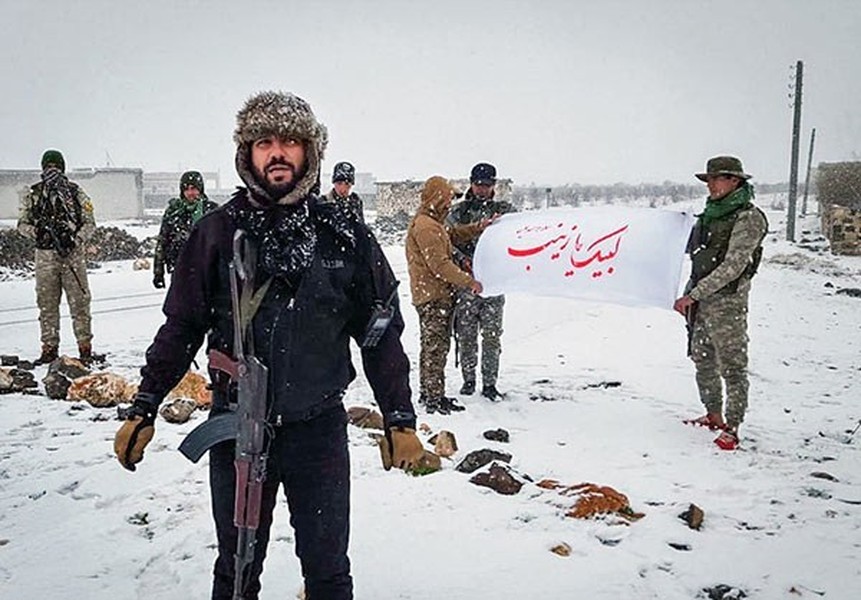 Các chiến binh lực lượng Hezbollah al-Nujaba được huy động để tuần tra  thành phố Aleppo nhằm đảm bảo an ninh tại nhiều khu dân cư sau khi quân đội Syria giành lại quyền kiểm soát hoàn toàn thành phố này cách đây nhiều tuần.