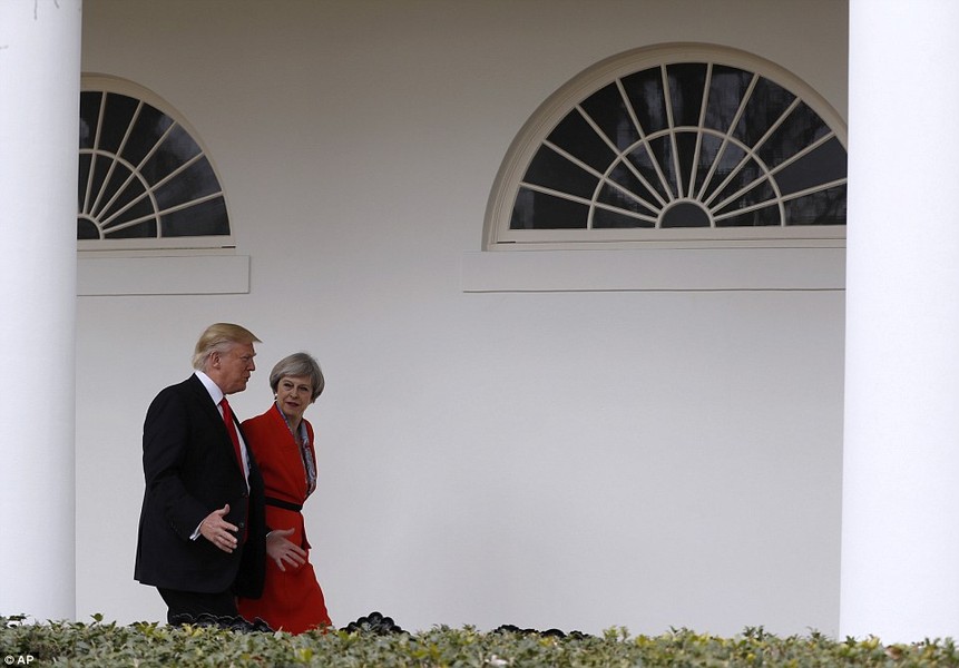  Tổng thống Mỹ Donald Trump nắm tay nữ Thủ tướng Anh Theresa May khi đi qua hành lang của Nhà Trắng hôm 27/1.