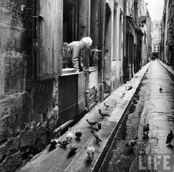 Một trong những bức ảnh của nhiếp ảnh gia Alfred Eisenstaedt phần nào hé mở  cuộc sống thường nhật ở thủ đô Paris cách đây hàng chục năm về trước.