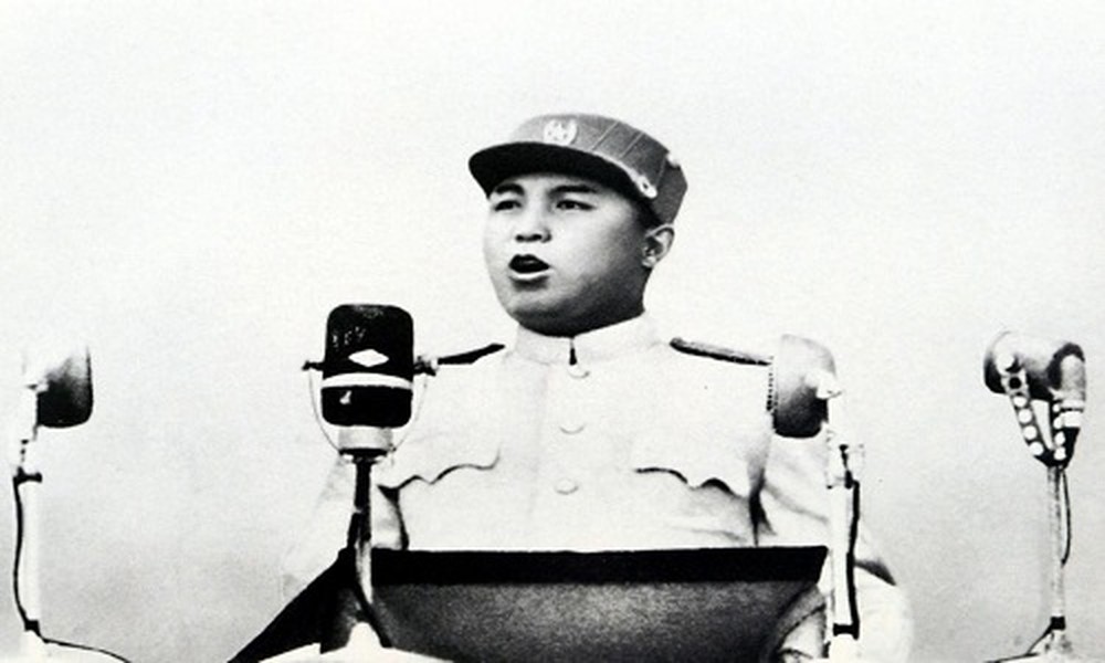 Bộ ảnh giới thiệu đôi nét về  Chủ tịch Kim Il-sung và con cháu đầy quyền lực ở Triều Tiên. Trong ảnh là cố Chủ tịch Kim Il-sung, nhà sáng lập đất nước Triều Tiên. Được biết, ông Kim Il-sung qua đời vào ngày 8/7/1994 ở tuổi 82.