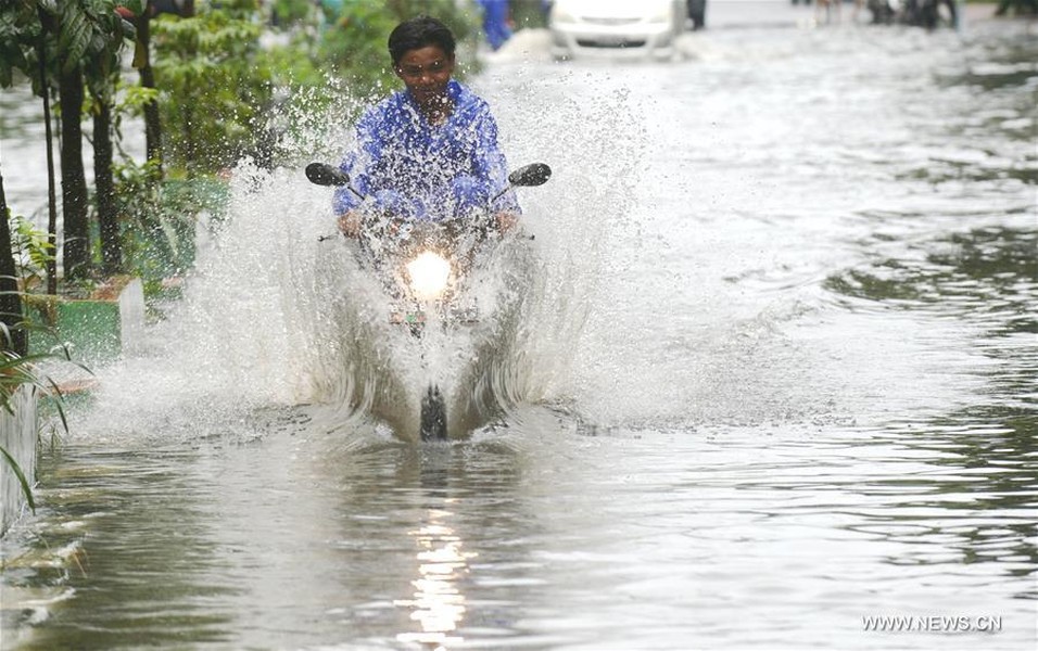 Tân Hoa Xã đưa tin, nhiều người dân đã phải sơ tán do những trận mưa lớn kéo dài gây ra tình trạng  ngập lụt nghiêm trọng ở thủ đô Jakarta. Ảnh: THX.