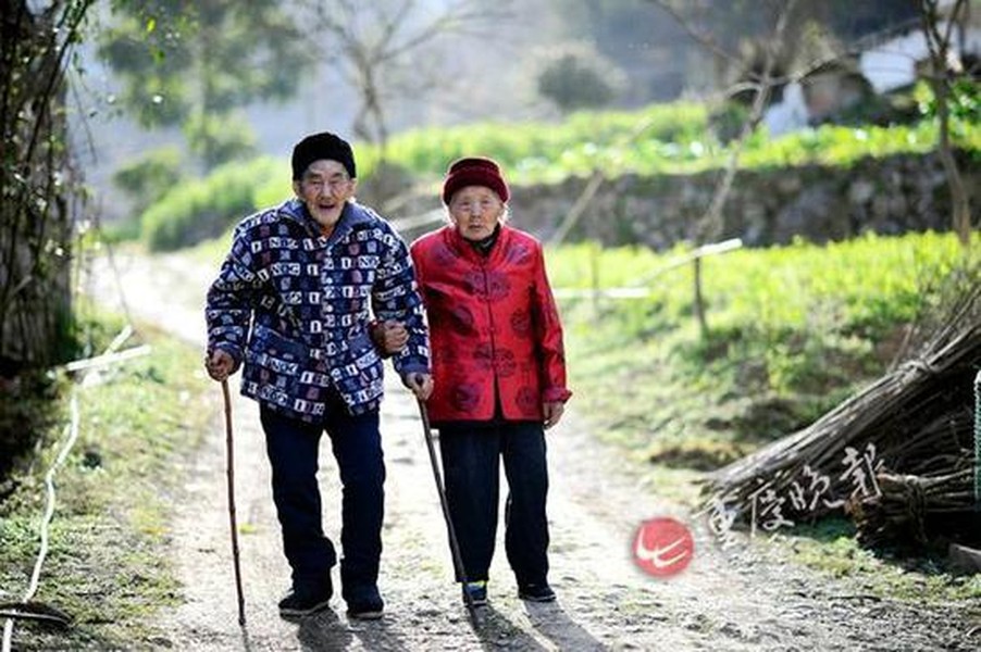 Sina cho biết, cụ Wu Xi’an và Xiang Yongshan -  đôi vợ chồng 100 tuổi ở Trung Quốc – đã sống hạnh phúc bên nhau trong suốt 81 năm.