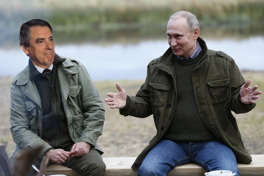 Cựu Thủ tướng Pháp François Fillon được cho là một người bạn tốt của  Tổng thống Putin. Trong chiến dịch tranh cử tổng thống Pháp năm 2017, ông Fillon - ứng viên của Đảng Những người Cộng hòa (LR) - luôn nhấn mạnh việc duy trì quan hệ hữu nghị với Moscow và kêu gọi những cuộc đối thoại mang tính xây dựng với Nga. Đồng thời, ông Fillon cũng kêu gọi phương Tây dỡ bỏ các lệnh trừng phạt Nga. Ảnh: Sputnik.