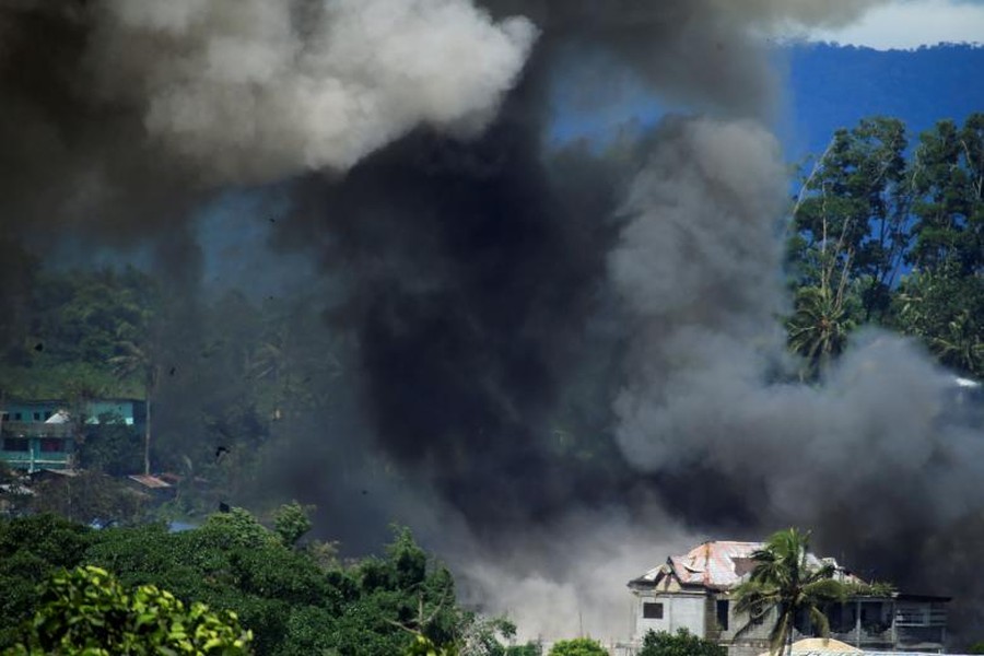 Khói đen bốc lên sau khi quân đội Philippines oanh kích các tay súng khủng bố Maute ở  thành phố Marawi.