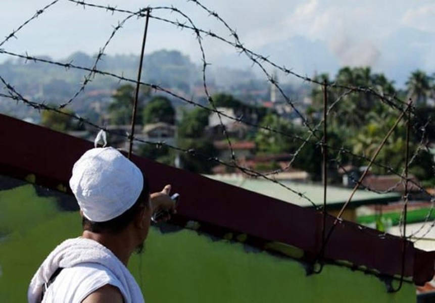 Hãng Fars (Iran) đưa tin, ngày 27/6, Không quân Philippines tiếp tục oanh kích vào các căn cứ của nhóm khủng bố ở  thành phố Marawi, miền nam nước này. Ảnh: FNA.