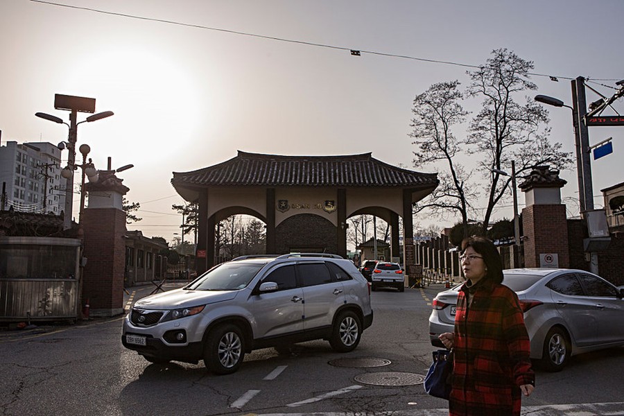 Nằm ở phía nam thủ đô Seoul của Hàn Quốc, Osan là  căn cứ Mỹ gần nhất với biên giới Triều Tiên. Nó chỉ cách nước láng giềng của Hàn Quốc khoảng 64 km. Đây là nơi đồn trú của Lockheed U-2, hay còn gọi là "Bà Rồng", chiếc máy bay do thám có khả năng bay trên 21.000 m so với mực nước biển và được dùng để theo dõi các động thái ở bên kia biên giới.