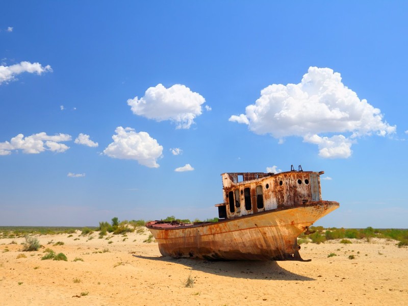 Nghĩa địa tàu Moynaq nằm giữa sa mạc ở Uzbekistan. Hàng chục con tàu mắc kẹt trong nghĩa địa này đang “phân hủy” dưới sức nóng ở sa mạc. Được biết, nơi đây từng là một trong 4 hồ nước lớn nhất thế giới. Ảnh: The Richest.