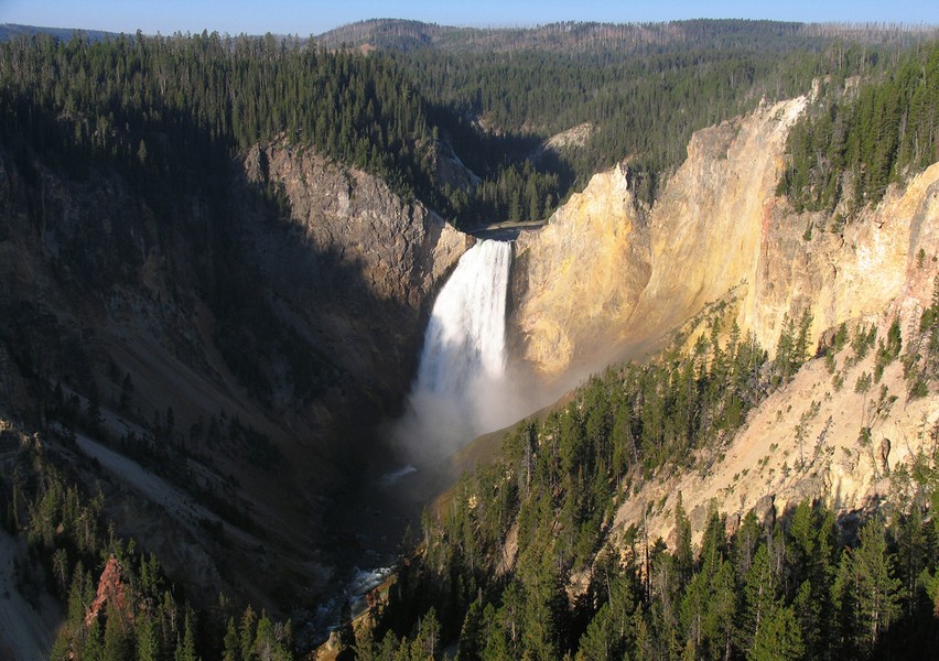 Thác nước Lower trong  Vườn Quốc gia Yellowstone ngày 2/9/2006. Ảnh: The Atlantic.