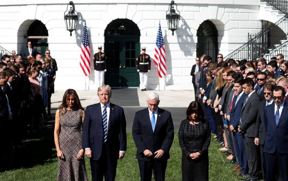 Tổng thống Mỹ Donald Trump và Đệ nhất phu nhân Melania cùng vợ chồng Phó Tổng thống Mike Pence dự lễ mặc niệm tưởng nhớ các nạn nhân xấu số trong vụ  xả súng ở Las Vegas vừa qua. Buổi lễ diễn ra tại Nhà Trắng ở thủ đô Washington. Ảnh: Reuters.