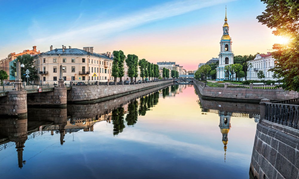 World Travel Award đã vinh danh  thành phố St. Petersburg là thành phố tuyệt với nhất Châu Âu năm 2017. Ảnh: Cây cầu Pikalov và tháp chuông của Nhà thờ St. Nicholas trong khu Semimostie (7 cây cầu) của thành phố. Tương truyền, những ai đến thăm địa danh này có thể thực hiện được ước mơ của họ. Ảnh: Sputnik.