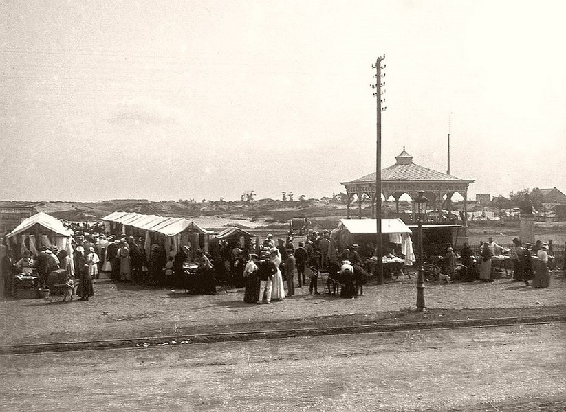 Khu chợ ở Knokke Heist năm 1906. Đây là một trong những bức ảnh phần nào tái hiện  cuộc sống thường nhật ở Bỉ hơn trăm năm trước. Ảnh: Vintage.