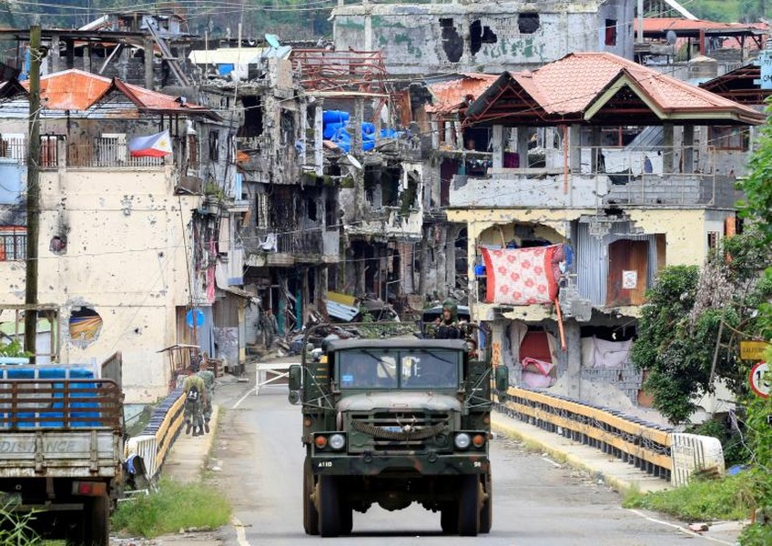 Ngày 17/10, Tổng thống Philippines Rodrigo Duterte tuyên bố quân đội chính phủ đã giải phóng hoàn toàn thành phố Marawi, 5 tháng sau khi nhóm phiến quân Maute thân IS đánh chiếm nơi này. Nhiều người dân địa phương từng phải đi sơ tán đã trở về quê nhà, cùng quân đội Philippines dọn dẹp đống đổ nát trong thành phố. Ảnh: Reuters.