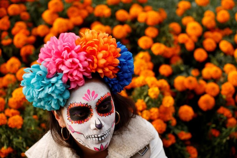 Vào dịp  lễ hội người chết ở Mexico, mọi người sẽ hóa trang thành Catrina, nhân vật trong một bộ phim còn được biết đến với cái tên “Bộ xương tao nhã”. Ảnh: Reuters.