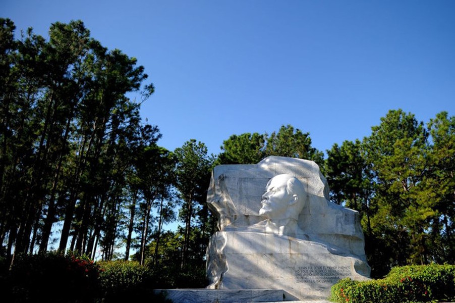 Tượng đài Vladimir Ilich Lenin trong công viên mang tên vị lãnh tụ  Liên Xô này tại La Habana.