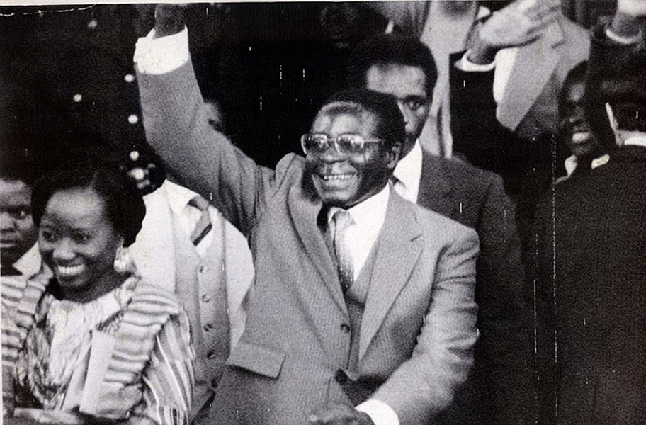 Tổng thống Zimbabwe Robert Mugabe gặp người vợ đầu tiên của mình, bà Sally Hayfron, vào năm 1958 khi hai người cùng giảng dạy tại một trường đại học ở Ghana. Hai năm sau, họ tổ chức đám cưới tại thủ đô Harare. Ảnh: Daily Mail.