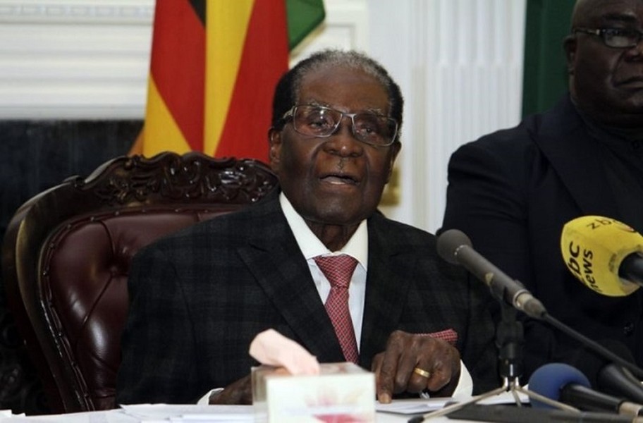 Ngày 21/11, đứng trước sức ép từ nhân dân và quân đội, cựu  Tổng thống Zimbabwe Robert Mugabe đã chấp nhận từ chức, kết thúc 37 năm cầm quyền tại quốc gia Châu Phi này. Ảnh: Yahoo.