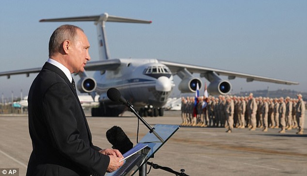 Hôm 11/12,  Tổng thống Nga Vladimir Putin đã tới thăm căn cứ quân sự Hmeymim ở tỉnh Latakia (Syria) lần đầu tiên kể từ khi Nga bắt đầu chiến dịch chống khủng bố tại quốc gia Trung Đông này theo đề nghị của Tổng thống Bashar al-Assad hồi tháng 9/2015. Ảnh: AP.