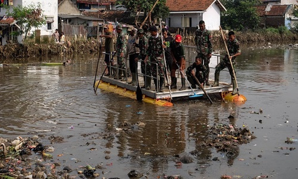 Theo Al Jazeera, 7 nghìn binh sĩ Indonesia đã được huy động để thu dọn rác thải ở sông Citarum, một trong những con sông ô nhiễm nhất thế giới hiện nay. (Nguồn ảnh: Al Jazeera)