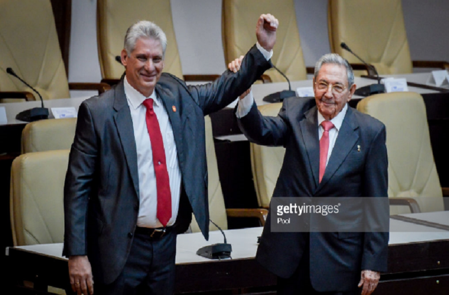 Trong phiên bỏ phiếu tại Quốc hội Cuba khóa IX ngày 19/4, với 99,8% số phiếu ủng hộ, ông Miguel Diaz-Canel (trái) đã chính thức được bầu làm Chủ tịch Hội đồng Nhà nước kiêm Chủ tịch Hội đồng Bộ trưởng Cuba nhiệm kỳ 2018-2023. Ảnh: Getty.