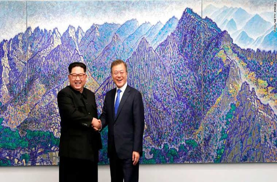 Tổng thống Hàn Quốc Moon Jae-in và nhà lãnh đạo Triều Tiên Kim Jong-un bắt đầu cuộc hội đàm lịch sử tại phòng họp trên tầng hai của Nhà Hòa Bình trong ngôi làng đình chiến Bàn Môn Điếm phía Hàn Quốc vào lúc 10h30 sáng 27/4 (giờ địa phương). Ảnh: CNN.