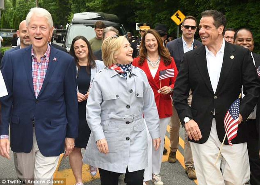 Theo Daily Mail,  cựu Ngoại trưởng Mỹ Hillary cười tươi khi cùng chồng, cựu Tổng thống Bill Clinton, và Thống đốc Andrew Cuôm tham gia vào buổi lễ diễu hành trong Ngày Tưởng niệm hôm Thứ Hai vừa qua tại Chappaqua, New York. Họ bắt tay và trò chuyện với người dân bên đường. Ảnh: Twitter.