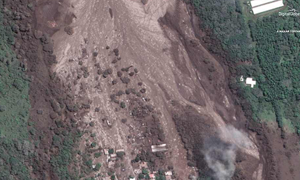 Theo Daily Mail, núi lửa Volcan de Fuego phun trào những ngày qua đã “xóa sổ” gần như hoàn toàn nhiều thị trấn ở Guatemala, trong đó có thị trấn San Miguel Los Lotes. (Nguồn: Daily Mail)