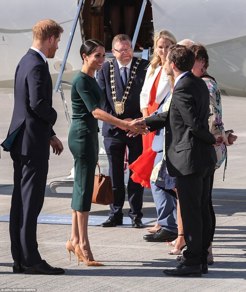 Theo Daily Mail, trong ngày 10/7,  Công nương Markle và Hoàng tử Harry đã tới thủ đô Dublin (Ireland) trong chuyến công du nước ngoài đầu tiên kể từ sau đám cưới hôm 19/5. (Nguồn: Daily Mail)