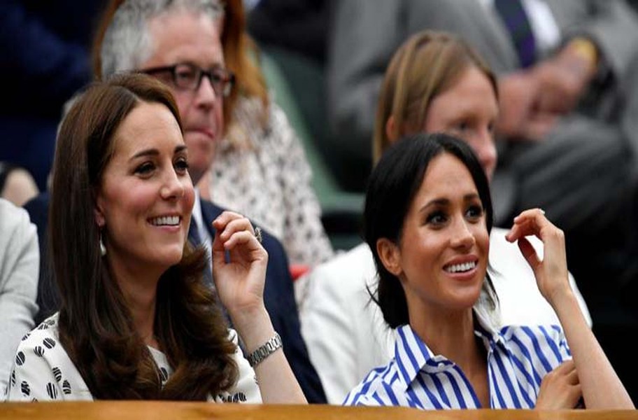 Hôm vừa qua 14/7, Công nương Kate Middleton và Công nương Meghan Markle đã tới sân All England Club để xem trận chung kết Wimbledon 2018 giữa nữ vận động viên quần vợt Serena Williams (người Mỹ) và vận động viên Đức Angelique Kerber. Ảnh: Reuters.