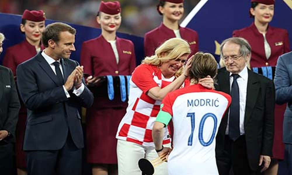 Hình ảnh buồn bã khó quên nhất trong trận chung kết FIFA  World Cup 2018 là khi Tổng thống Croatia Kolinda Grabar-Kitarovic lau nước mắt cho cầu thủ Luka Modric trên bục nhận huy chương. Croatia đã thua trước Pháp với tỷ số 2-4, nhưng Modric vẫn nhận giải thưởng Quả bóng Vàng cho cầu thủ xuất sắc nhất giải (có lẽ không còn quá nhiều ý nghĩa với anh) và tổng thống Croatia rõ ràng là nhân vật thu hút được nhiều sự chú ý nhất trên hàng ghế VIP trong trận chung kết. Ảnh: Reuters.