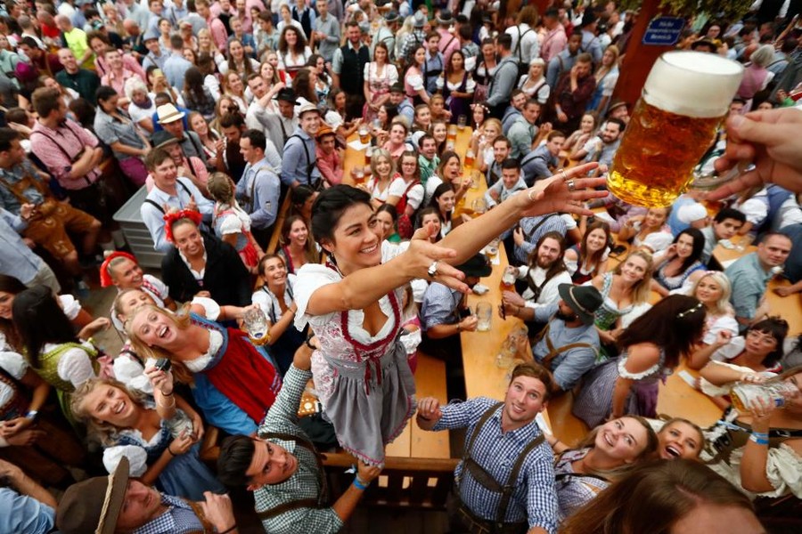 Theo The Sun,  lễ hội bia lớn nhất thế giới Oktoberfest 2018 đã bắt đầu khai mạc tại Theresienwiese, thành phố Munich, Đức, hôm 22/9 và sẽ kéo dài đến ngày 7/10. (Nguồn ảnh: The Sun)