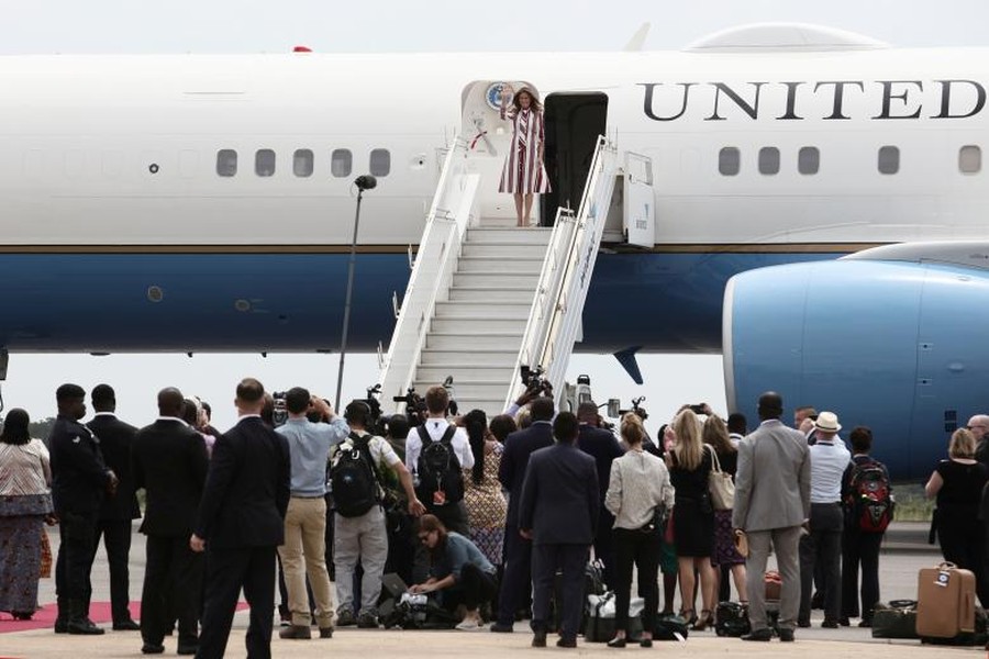 Theo hãng thông tấn Reuters,  Đệ nhất phu nhân Mỹ Melania Trump đã tới Ghana hôm 2/10, điểm dừng chân đầu tiên trong chuyến công Châu Phi du kéo dài khoảng một tuần của bà. (Nguồn ảnh: Reuters)