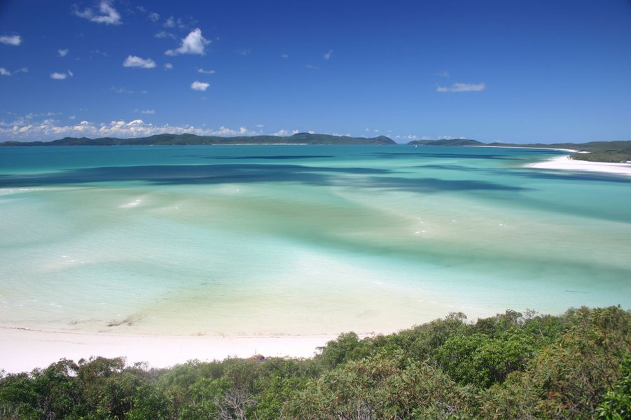 Bãi biển Whitehaven ở Australia, được phát hiện và đặt tên vào năm 1879, là một trong những  địa điểm du lịch đẹp nhất thế giới. Du khách đến đây có thể ngắm cảnh, bơi và tham gia vào nhiều hoạt động khác. (Nguồn ảnh: Sputnik)