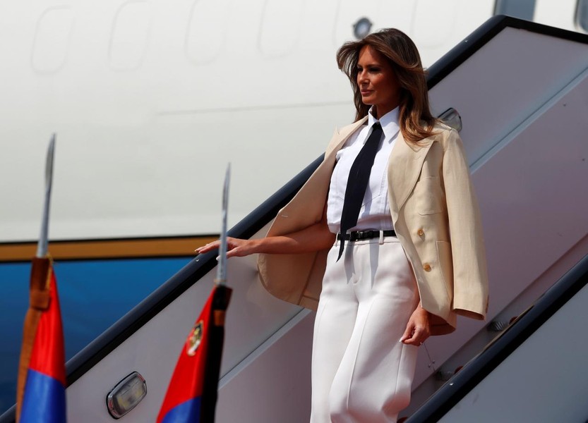 Đệ nhất phu nhân Mỹ Melania Trump trong chuyến công du châu Phi vào đầu tháng 10 vừa qua đã liên tục khiến cả truyền thông thế giới ngạc nhiên khi liên tục thử nghiệm phong cách thời trang menswear mạnh mẽ. Hình ảnh của bà được so sánh với gu ăn mặc của Michael Jackson từ nhiều năm trước trong điểm đến cuối cùng của chuyến công du là thủ đô Cairo của Ai Cập. (Nguồn ảnh: Reuters)